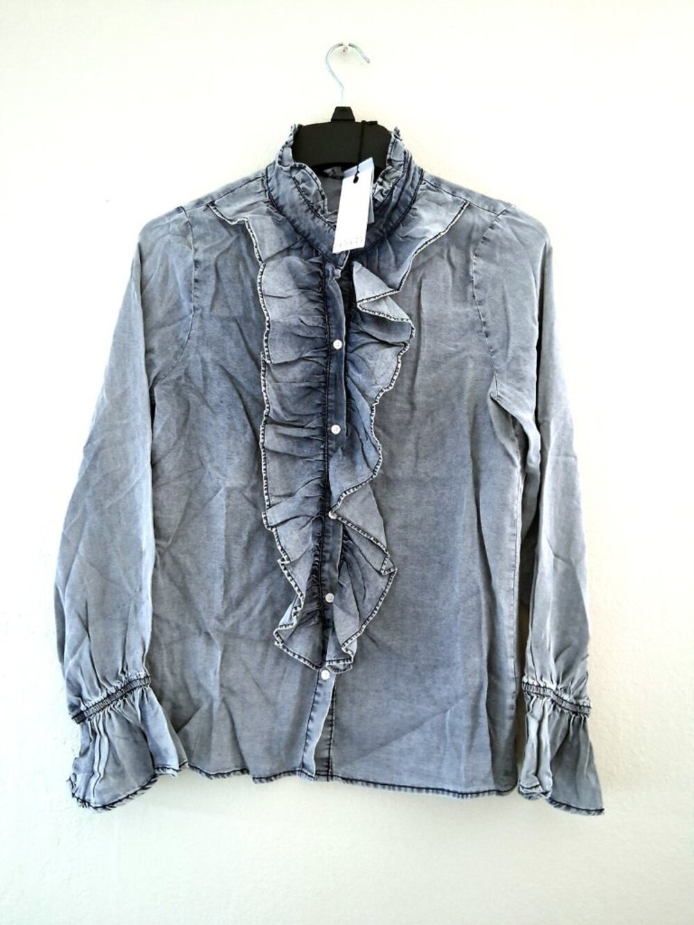 🆕 CEZELE Blue Denim Washed BLOUSE  size SMALL LONG Sleeves Ruffles & buttons